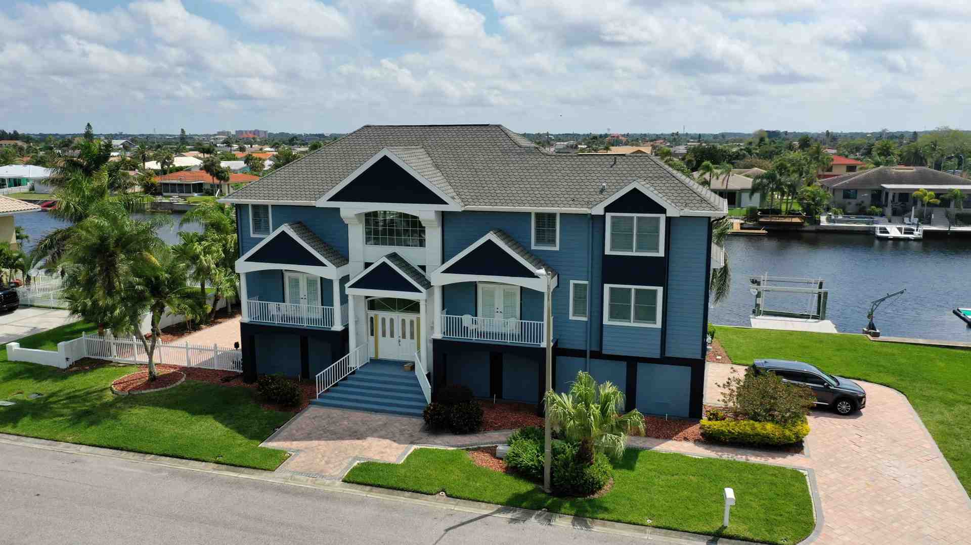 A beautiful coastal home in Clearwater, FL with new, modern vinyl windows - window replacement pinellas county